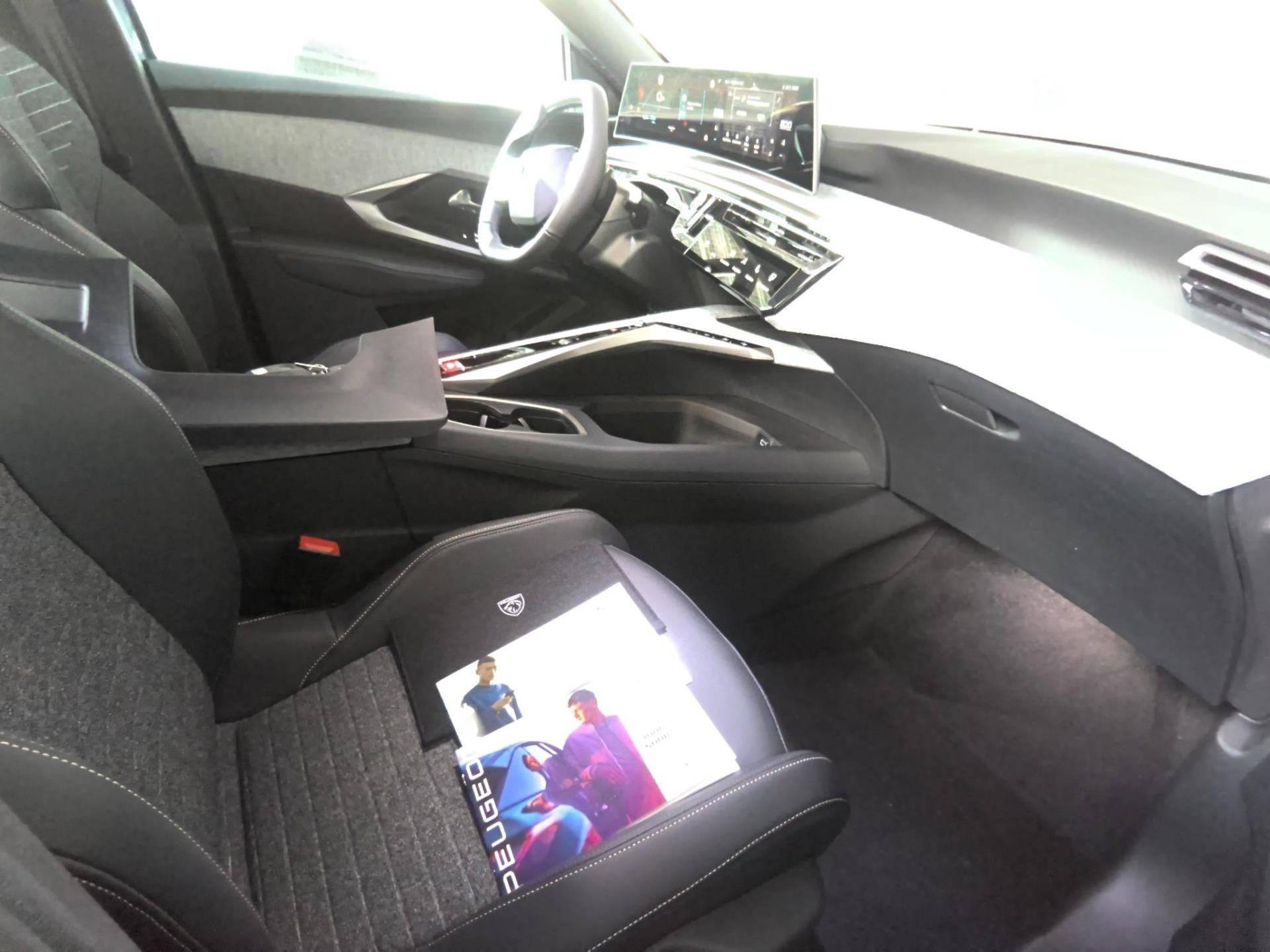 PEUGEOT 3008 210 ch 73 kWh Allure