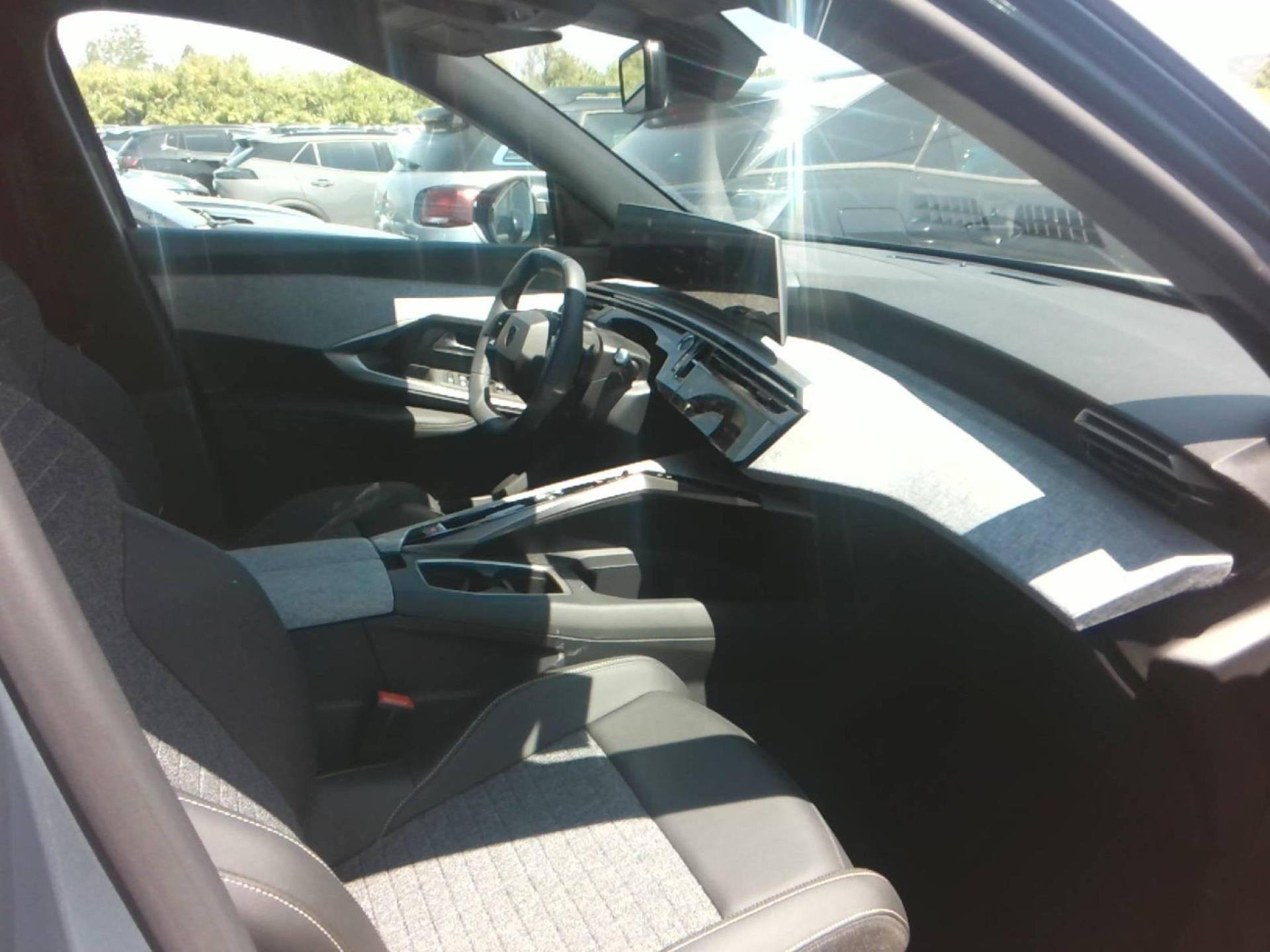 PEUGEOT 5008 ALLURE Hybrid 145 CV e-DCS6 