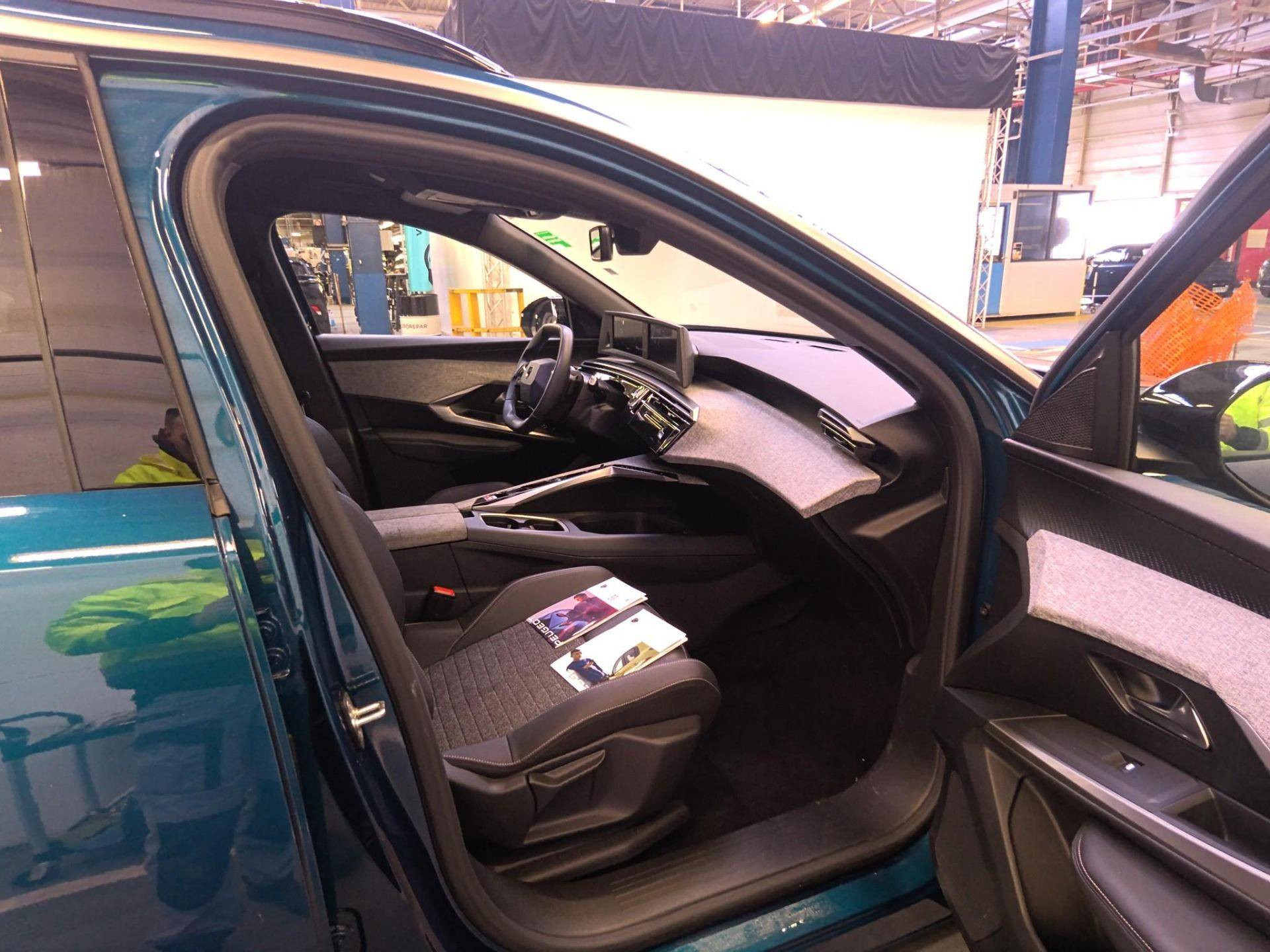 PEUGEOT 5008 ALLURE Hybrid 145 CV e-DCS6 